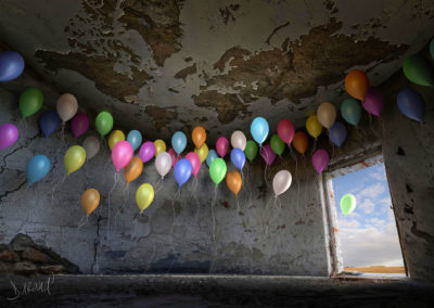 Pièce d'une vieille maison abandonnée avec des ballons au plafond en 3D
